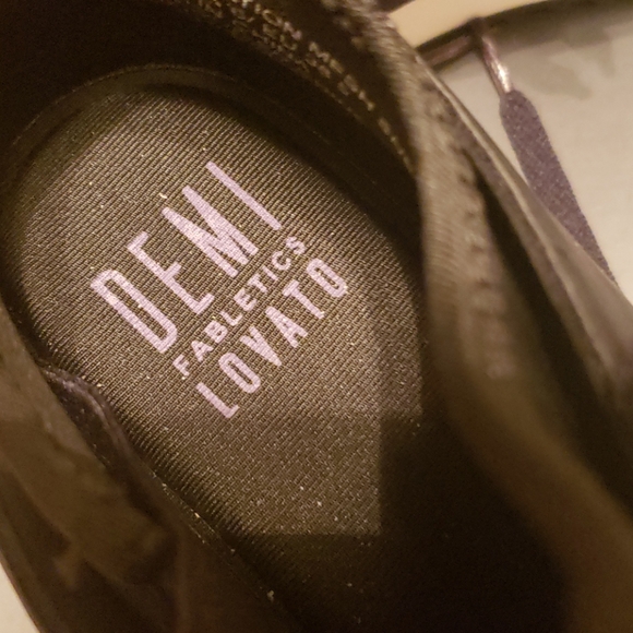 Shoes - Picture 4 of 4